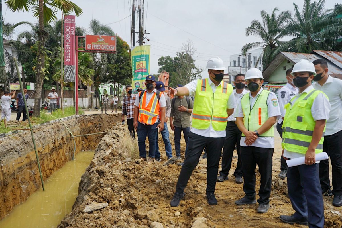 Wali Kota Medan pantau pemasangan drainase beton  atasi genangan