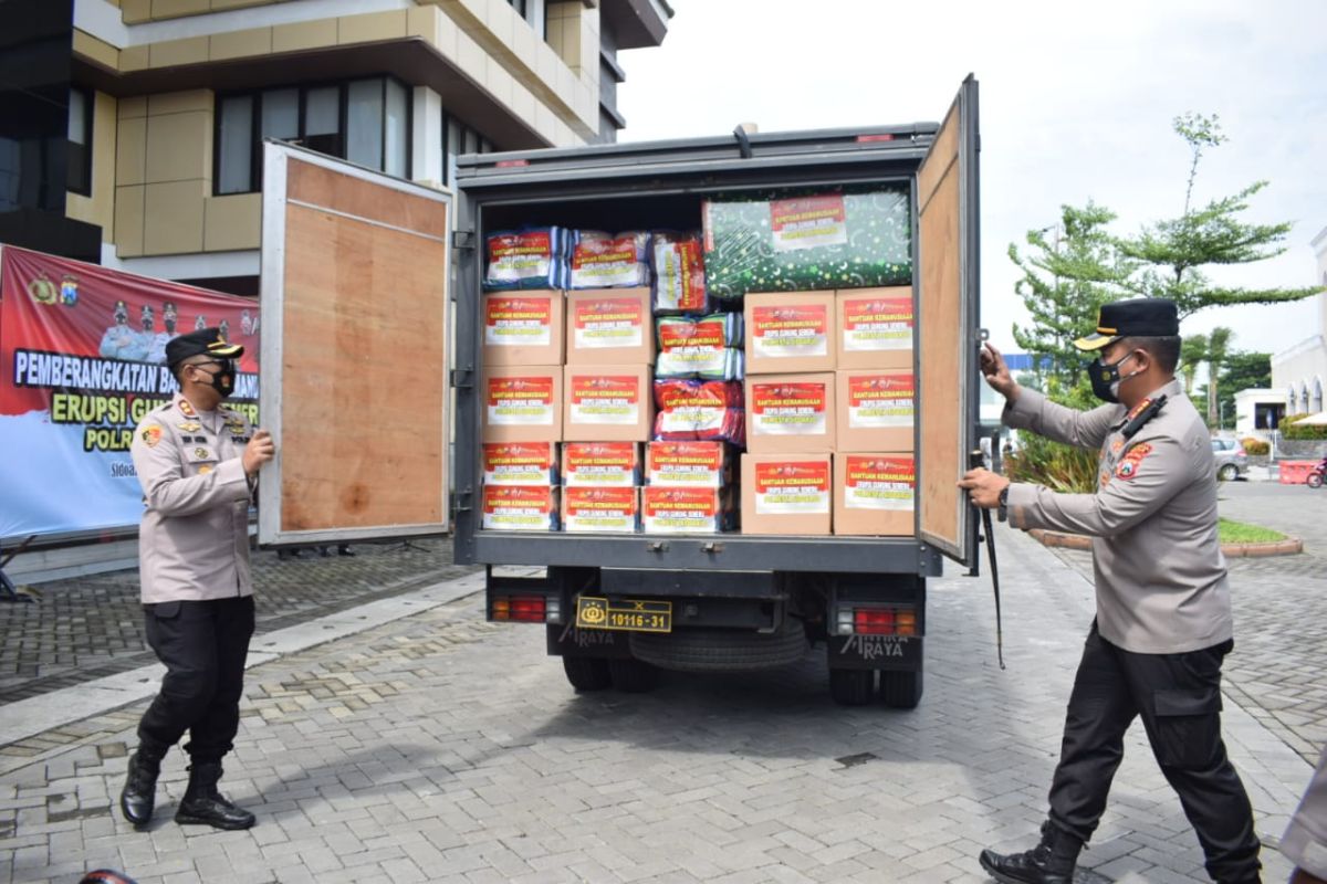 Polresta Sidoarjo kirim tiga truk bawa paket bantuan untuk korban Semeru