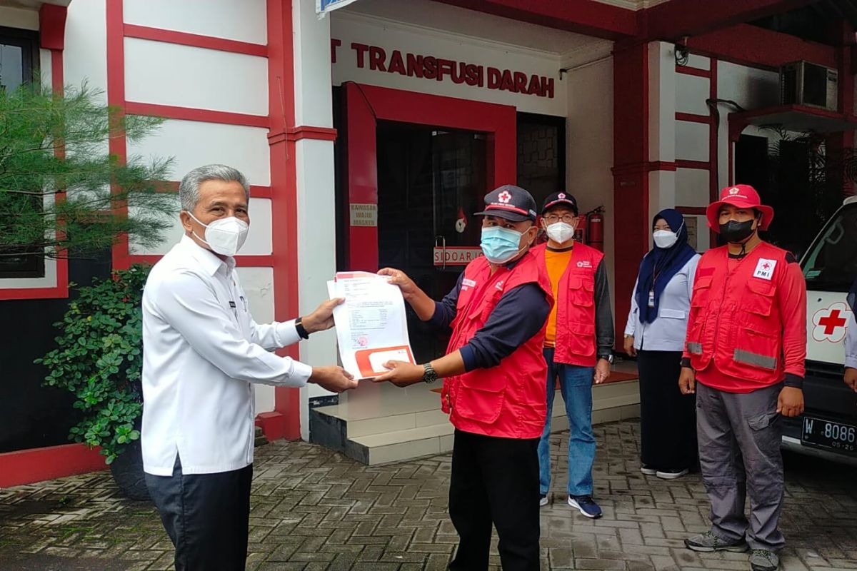 PMI Sidoarjo kirimkan bantuan kebutuhan dasar untuk pengungsi Semeru