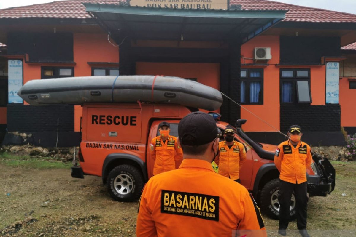 Longboat terbalik dihempas ombak satu orang nelayan hilang di Buton akibat angin kencang