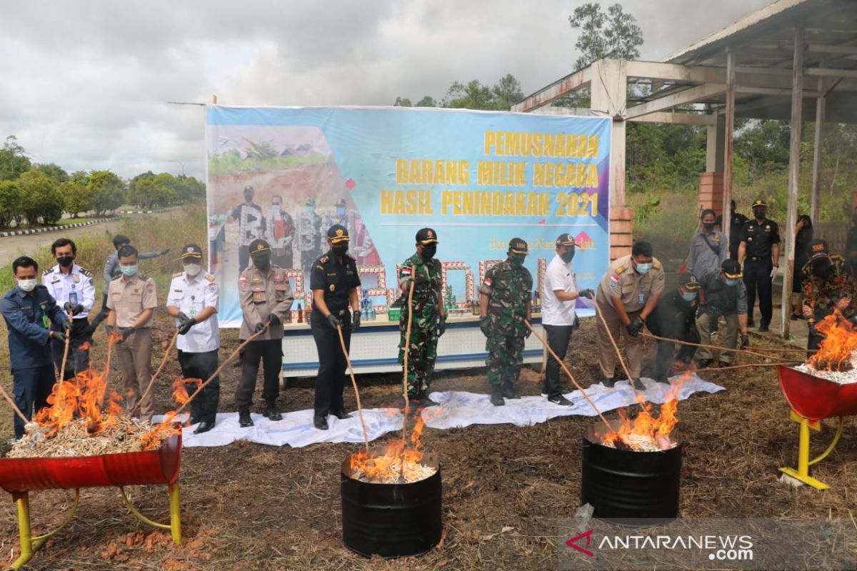 Pemusnahan miras - rokok ilegal hasil operasi gempur Bea Cukai Badau