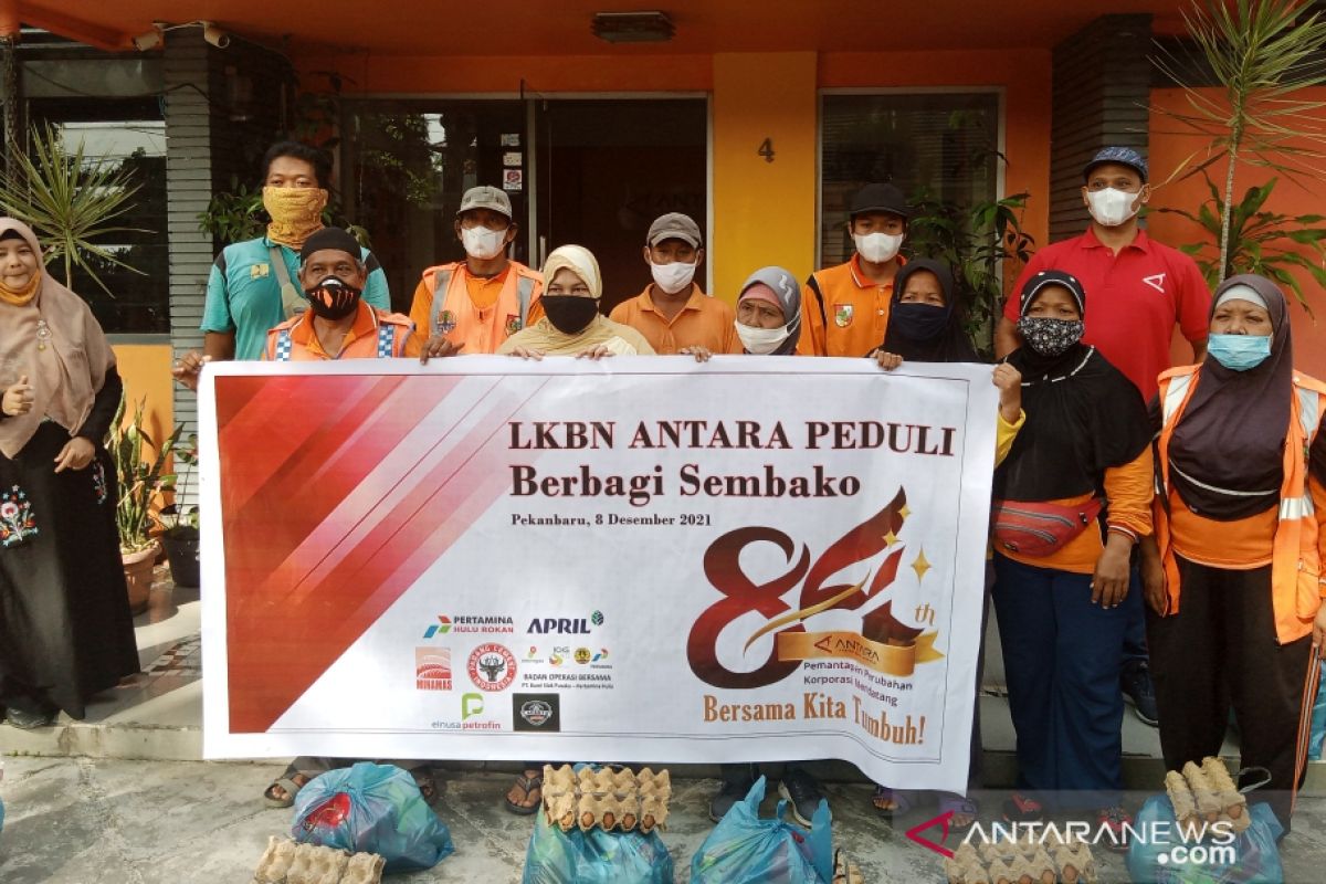 Meriahkan HUT ke-84, ANTARA Riau bagi-bagi sembako ke penyapu jalan