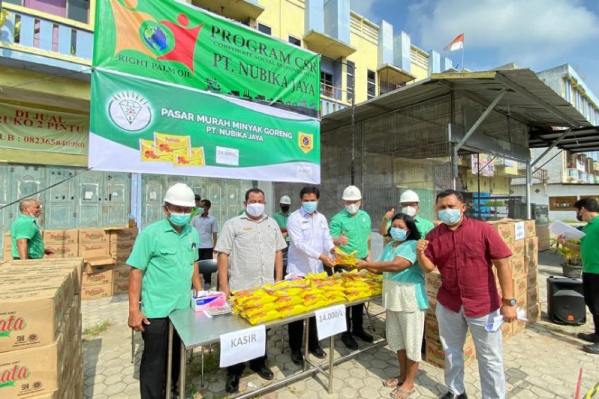 Nubika Jaya dan Pemkab Labusel gelar pasar murah minyak goreng