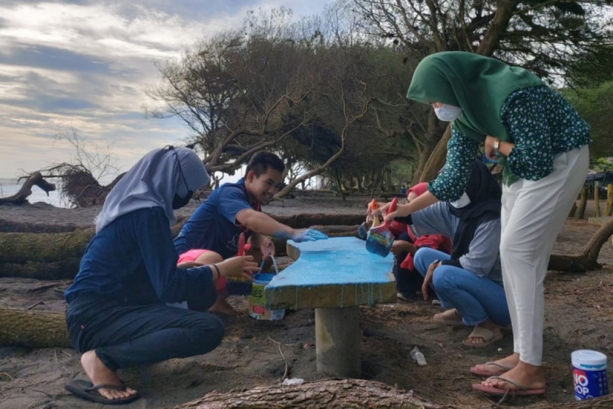 Tim mahasiswa UNY meningkatkan pengelolaan Pantai Pandansari Bantul