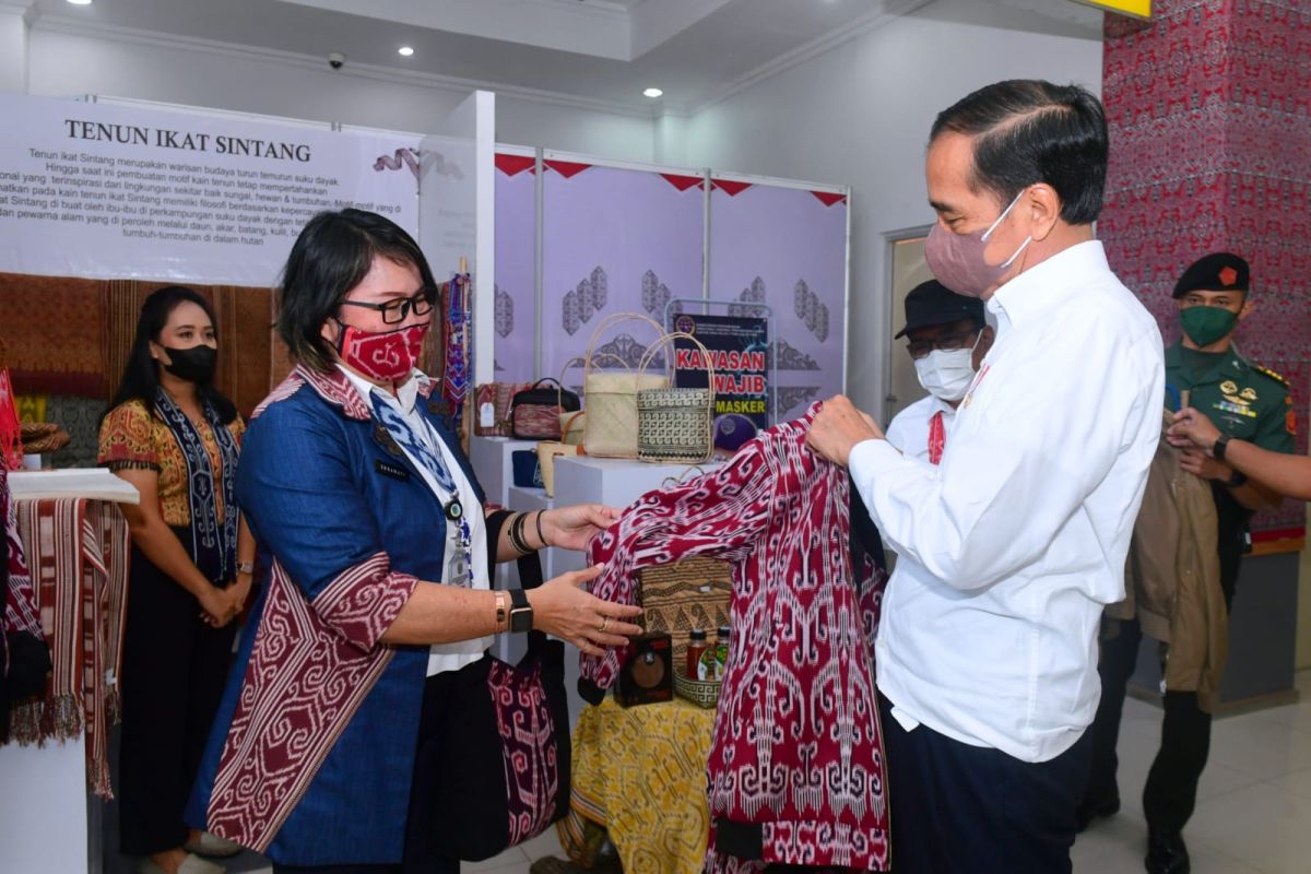 Presiden Jokowi kenakan jaket bomber motif khas Dayak Sintang