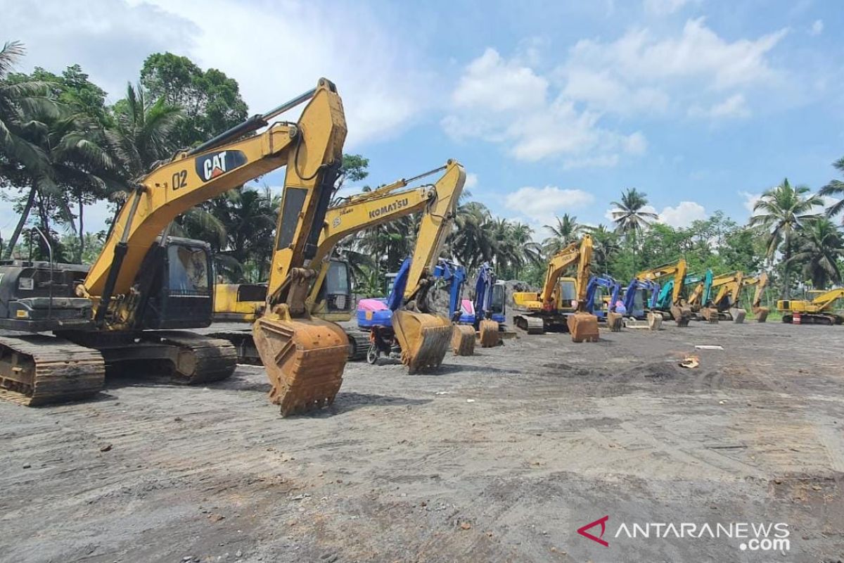 East Java police's 14 excavators to evacuate Mt. Semeru victims