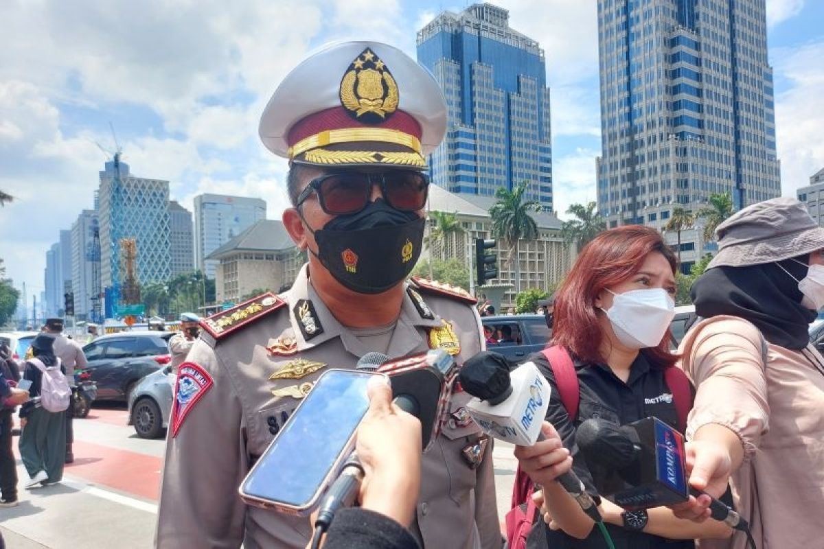 Buruh gelar aksi demontrasi, polisi tutup dua lajur Jalan Merdeka Selatan-Barat