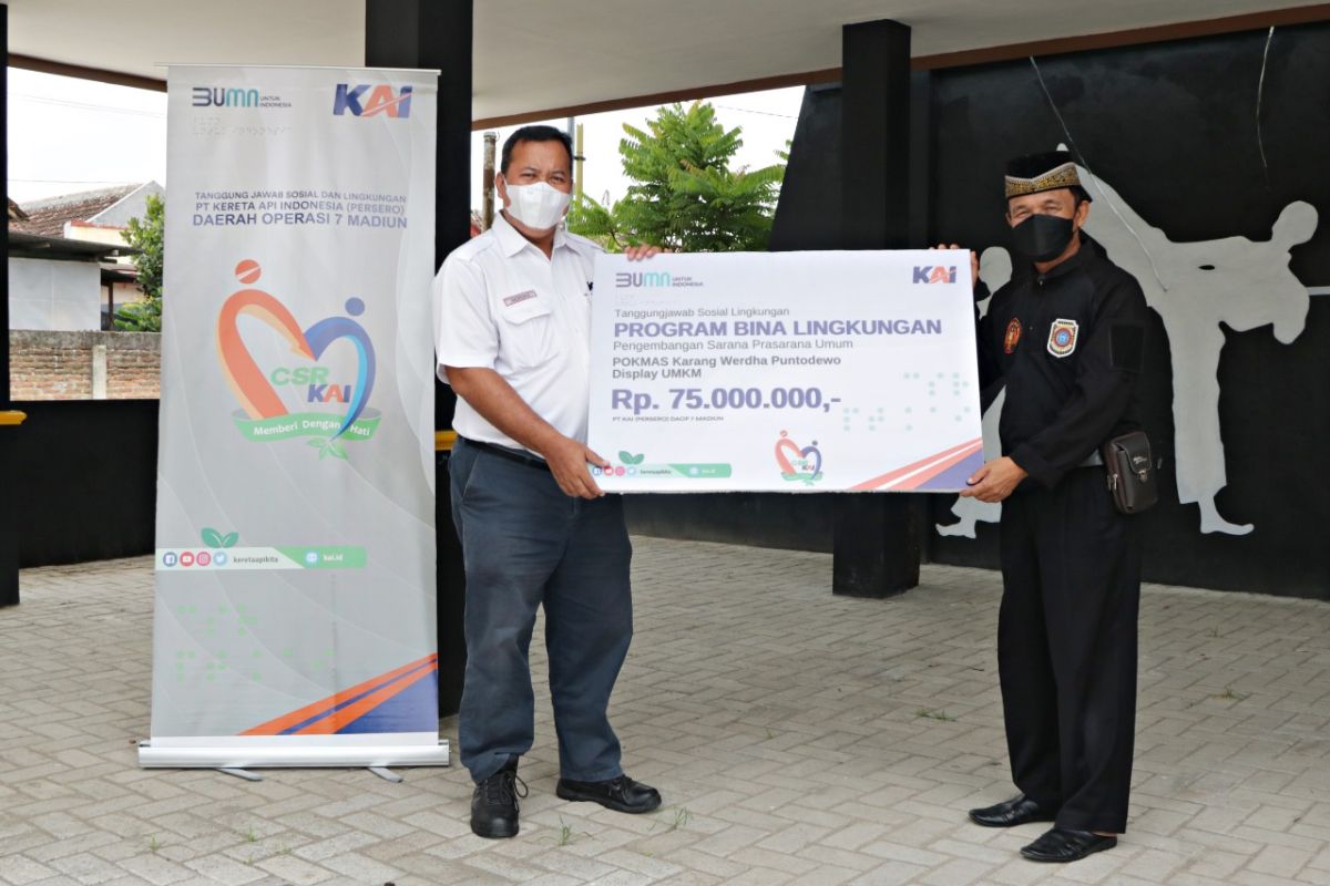 Daop Madiun serahkan bantuan Rp75 juta kepada Pokmas Karang Werdha Puntodewo