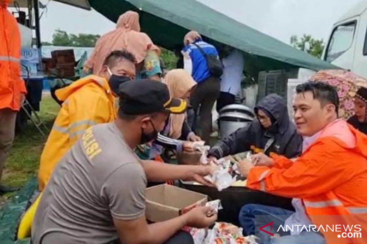 Bangka Barat dirikan dapur umum bantu warga terdampak banjir pasang