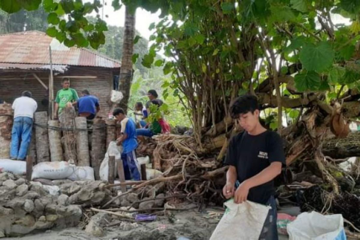 Warga Majene gotong royong bangun penahan ombak