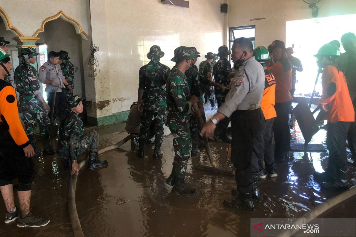 TNI-Polri gotong royong bersihkan sisa banjir bandang Masjid Batulayar