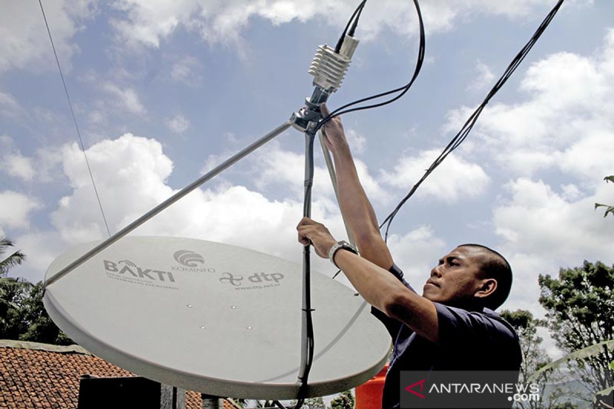 BAKTI pasang internet berbasis satelit di sekitar Gunung Semeru