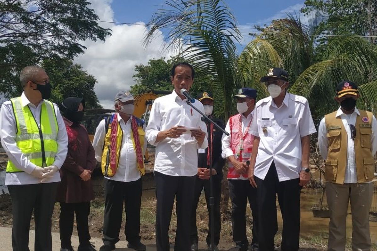 Presiden Joko Widodo katakan, tepi sungai Kapuas dan Melawi perlu ditanami pohon