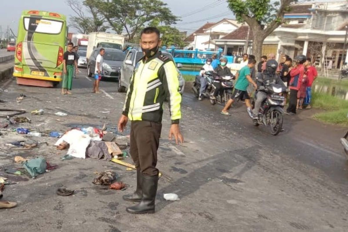 Tiga orang dilaporkan tewas dalam kecelakaan di ruas Jalan Semarang-Demak