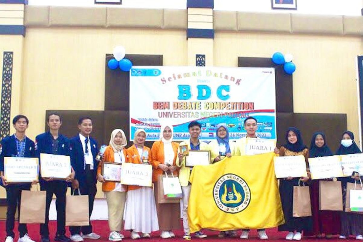 Tim Debat UNP juara 1 Lomba Debat Bahasa Indonesia tingkat nasional