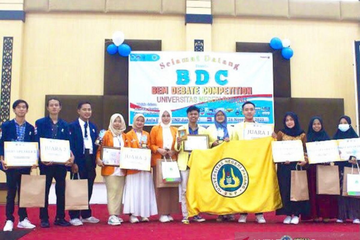 Tim Debat UNP juara 1 Lomba Debat Bahasa Indonesia tingkat nasional