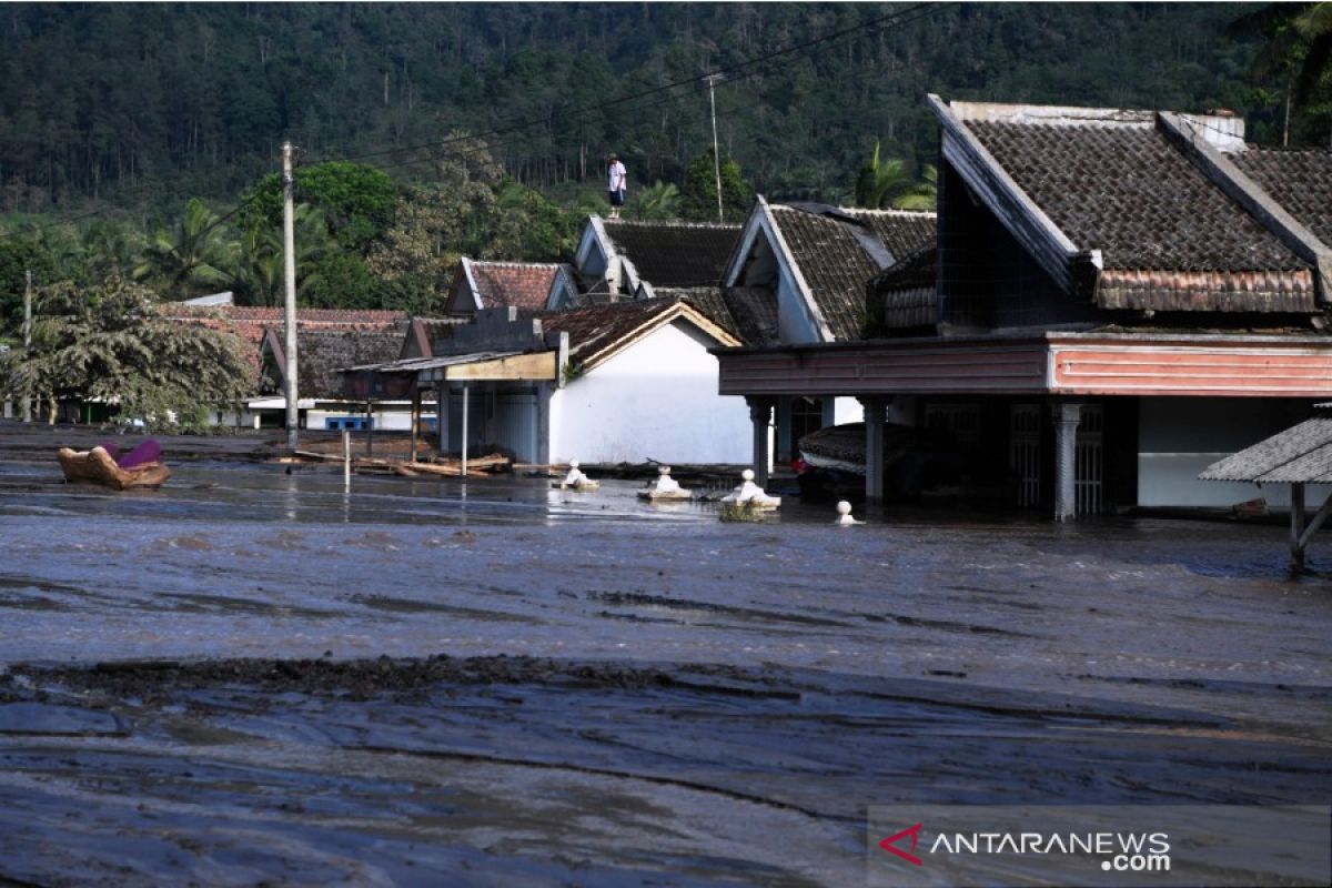 Puluhan rumah di Kamar Kajang terendam material Semeru yang terbawa banjir