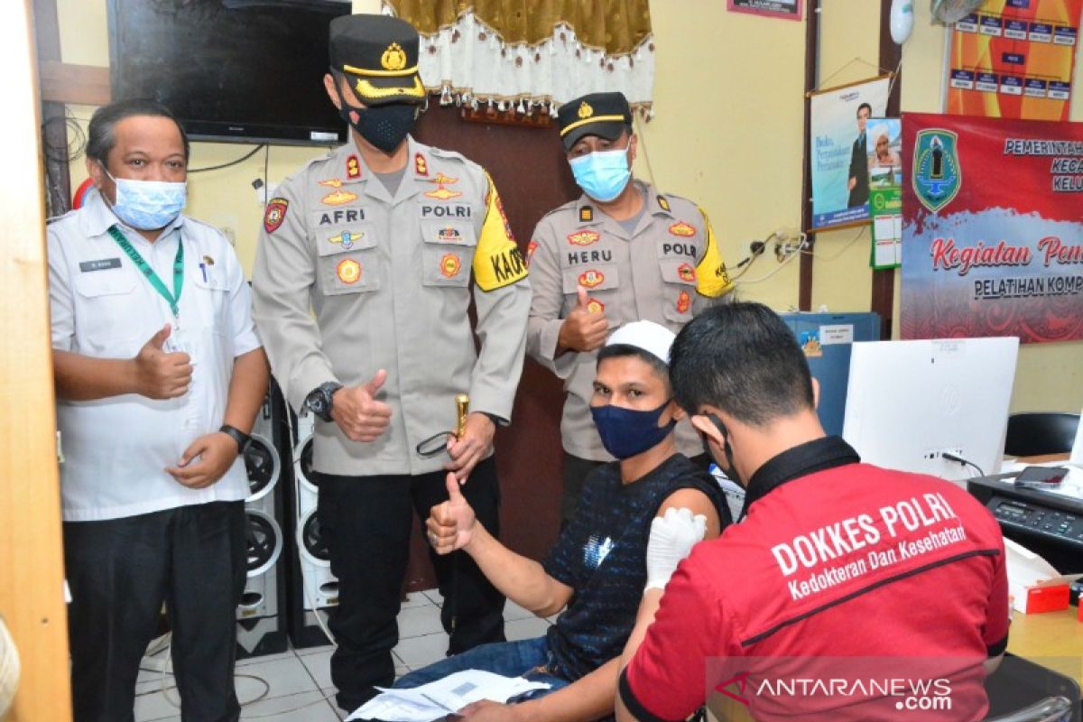 Seribu lima ratus lebih warga divaksin serentak oleh kepolisian