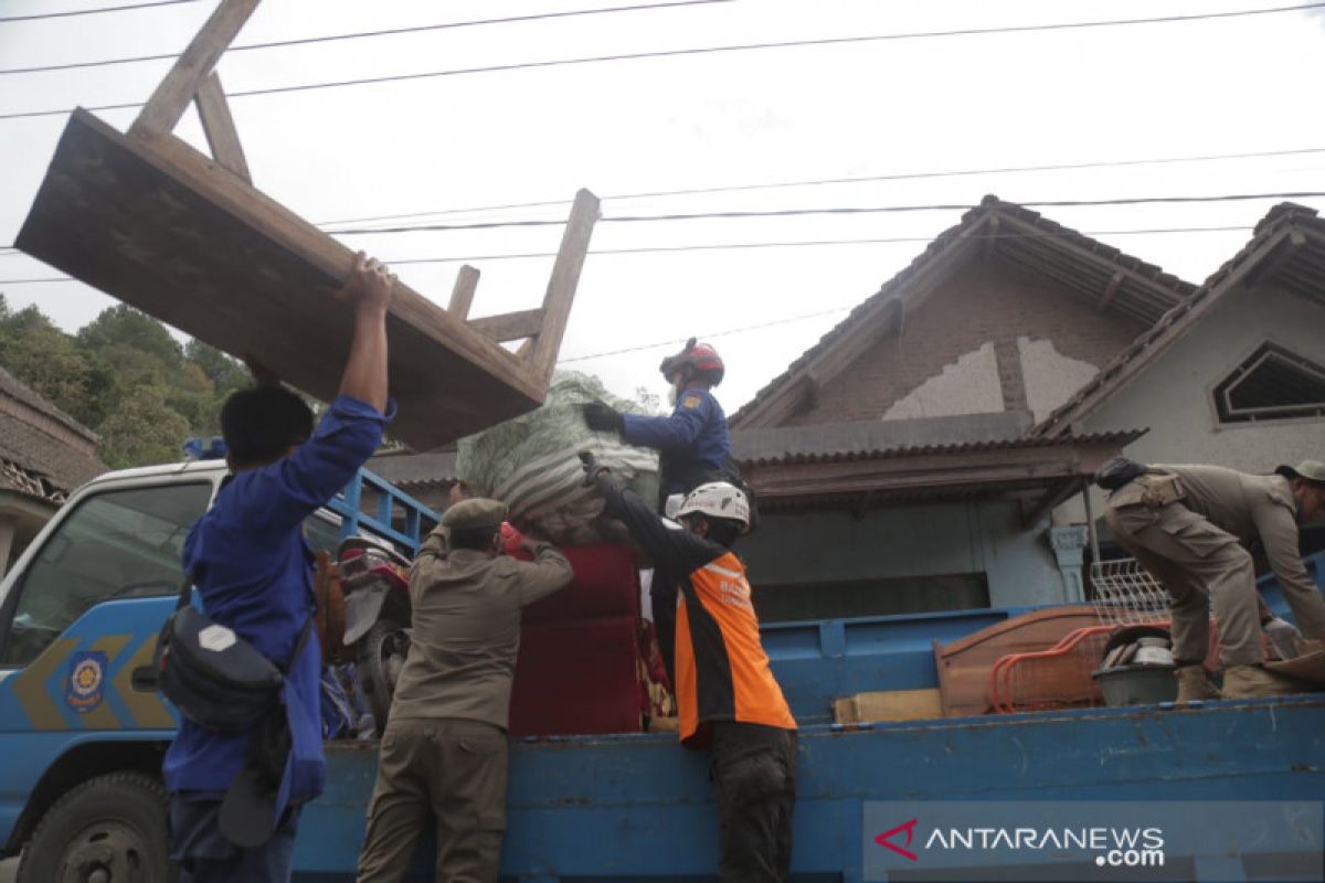 Tim satgas DKI bantu evakuasi barang milik korban erupsi Semeru