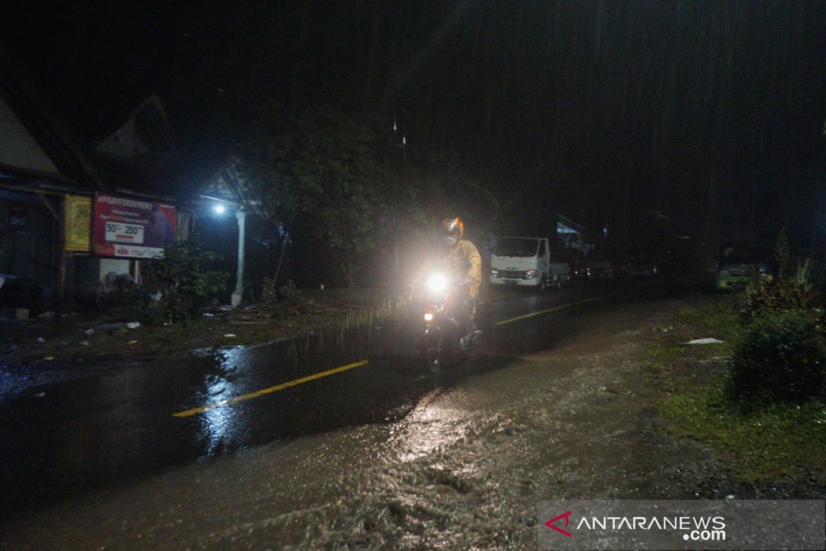 Kawasan lereng Semeru diguyur hujan deras Rabu malam