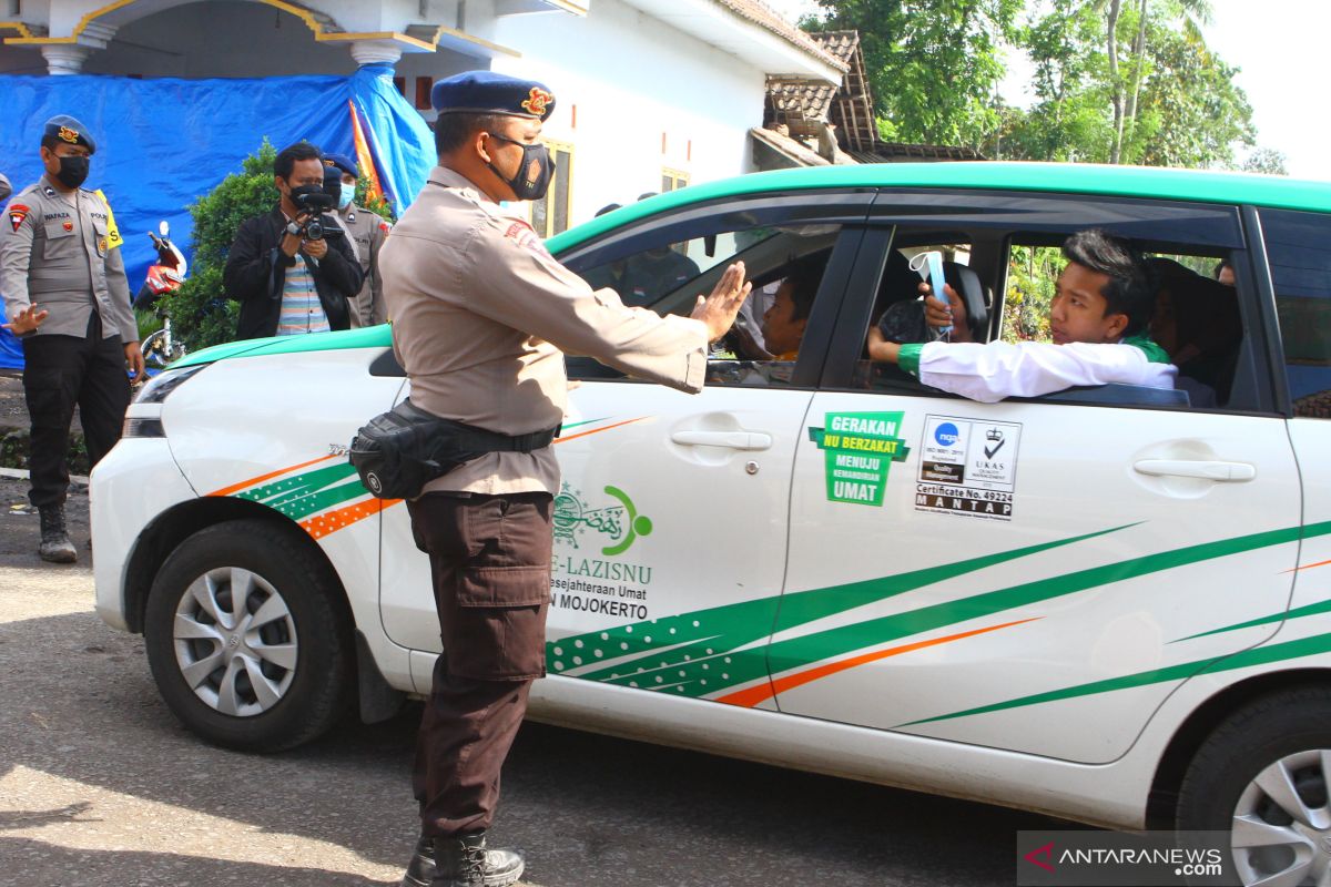 Personel Brimob sekat jalur lokasi terdampak letusan Semeru