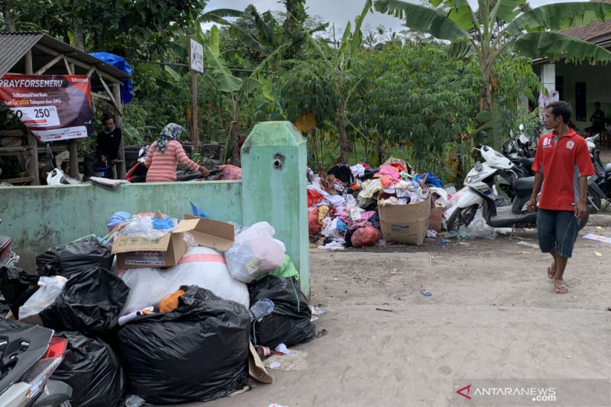 Tumpukan sampah jadi masalah di tempat pengungsian bencana Semeru