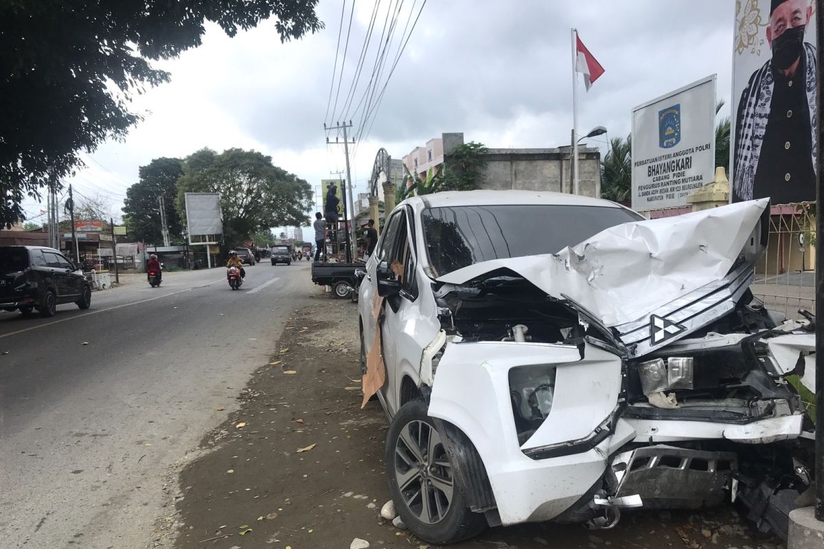 Diduga mengantuk, dua mobil laga kambing di Mutiara