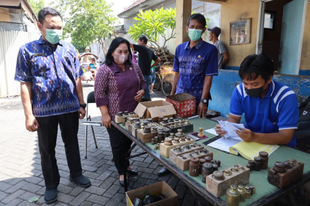 Disperdagin Kota Kediri tera ulang timbangan pedagang pasar tradisional