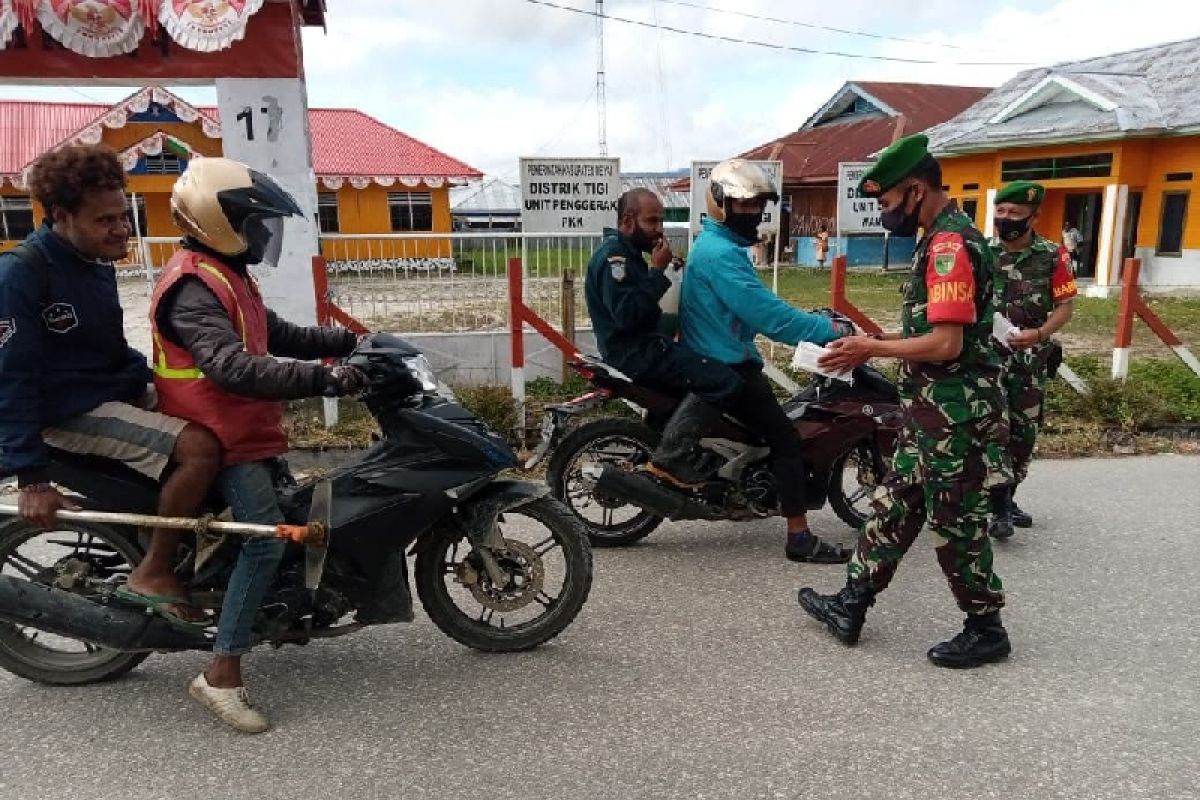 TNI bagikan masker kepada warga Deiyai Papua