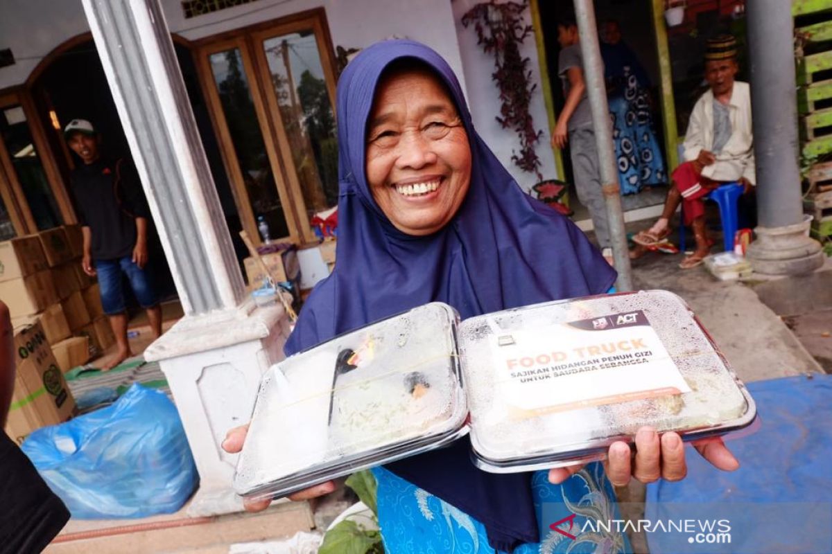 ACT olah 50 ton beras dan 5 ton ayam untuk penyintas Semeru jadi makanan siap santap