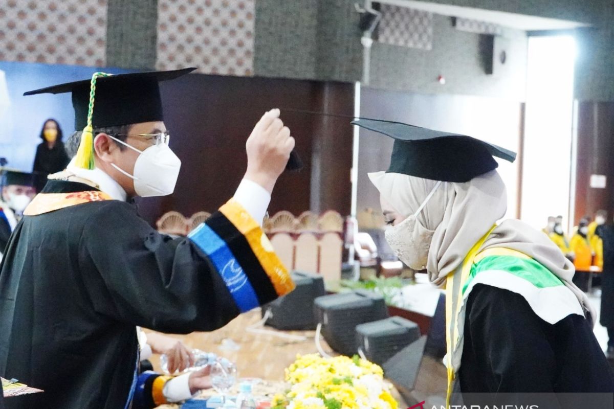 Universitas Lambung Mangkurat lepas 798 lulusan di wisuda ke-104