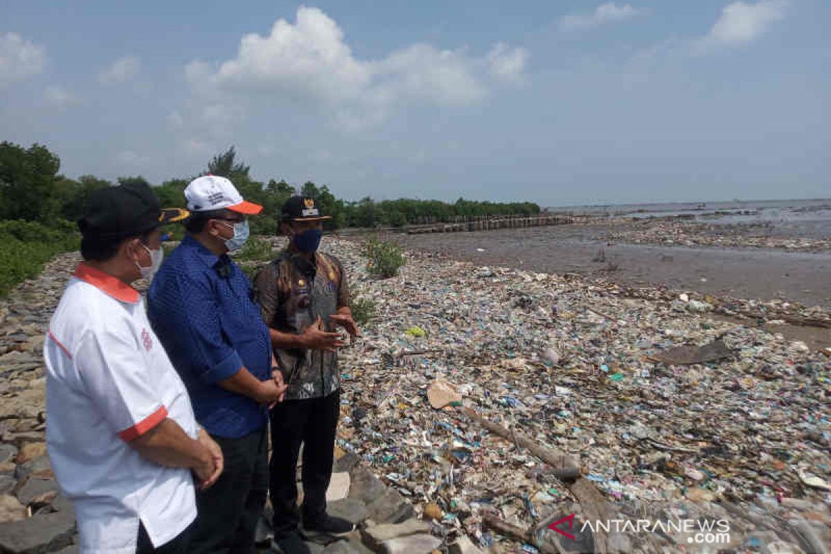 Anggota DPRD Jabar minta penanganan serius sampah di pesisir Cirebon