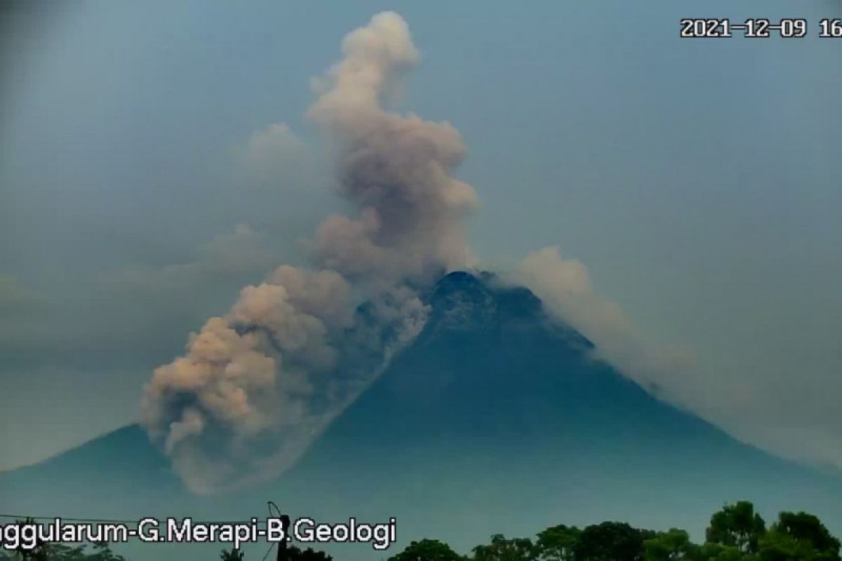 Gunung Merapi luncurkan awan panas guguran sejauh 2,2 km ke arah Kali Bebeng