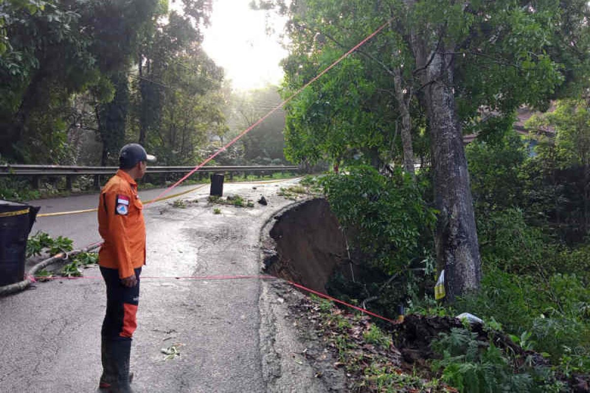 BPBD sebut jalan provinsi di Majalengka alami longsor