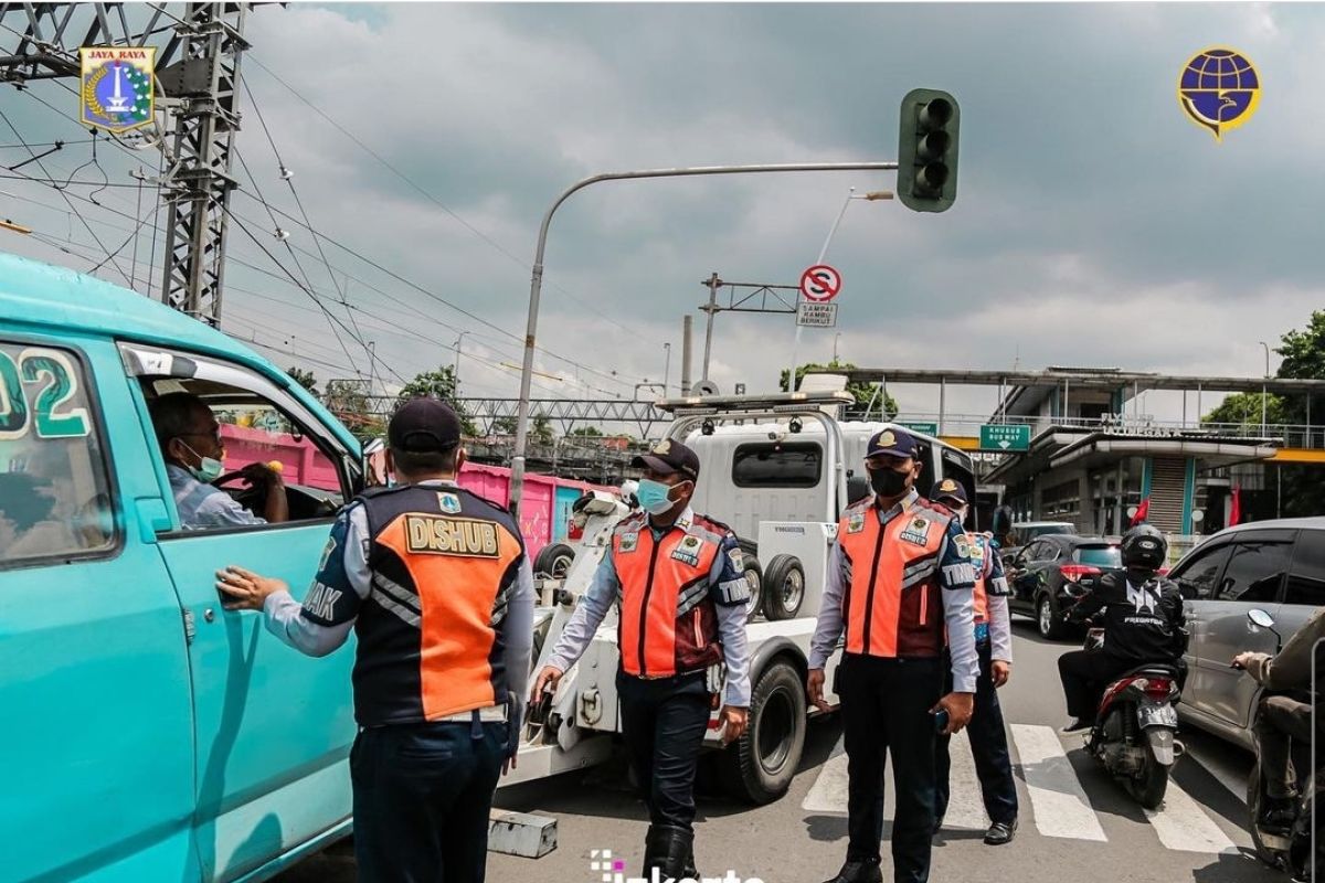 Angkot parkir sembarangan di Jatinegara, diderek petugas