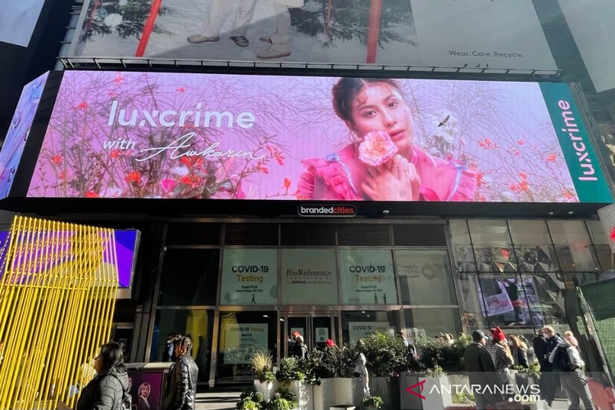 Kolaborasi Luxcrime x Awkarin tampil di Times Square New York