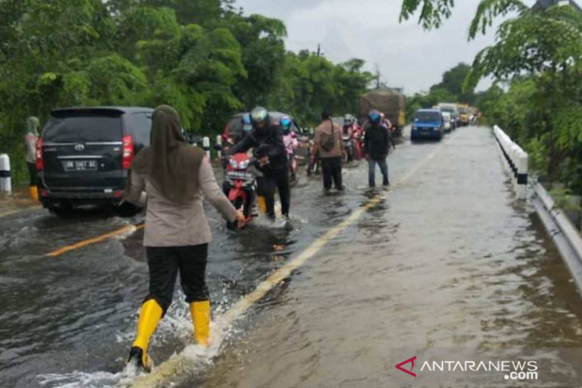 BPBD minta warga Babel waspadai air pasang laut 2,73 meter