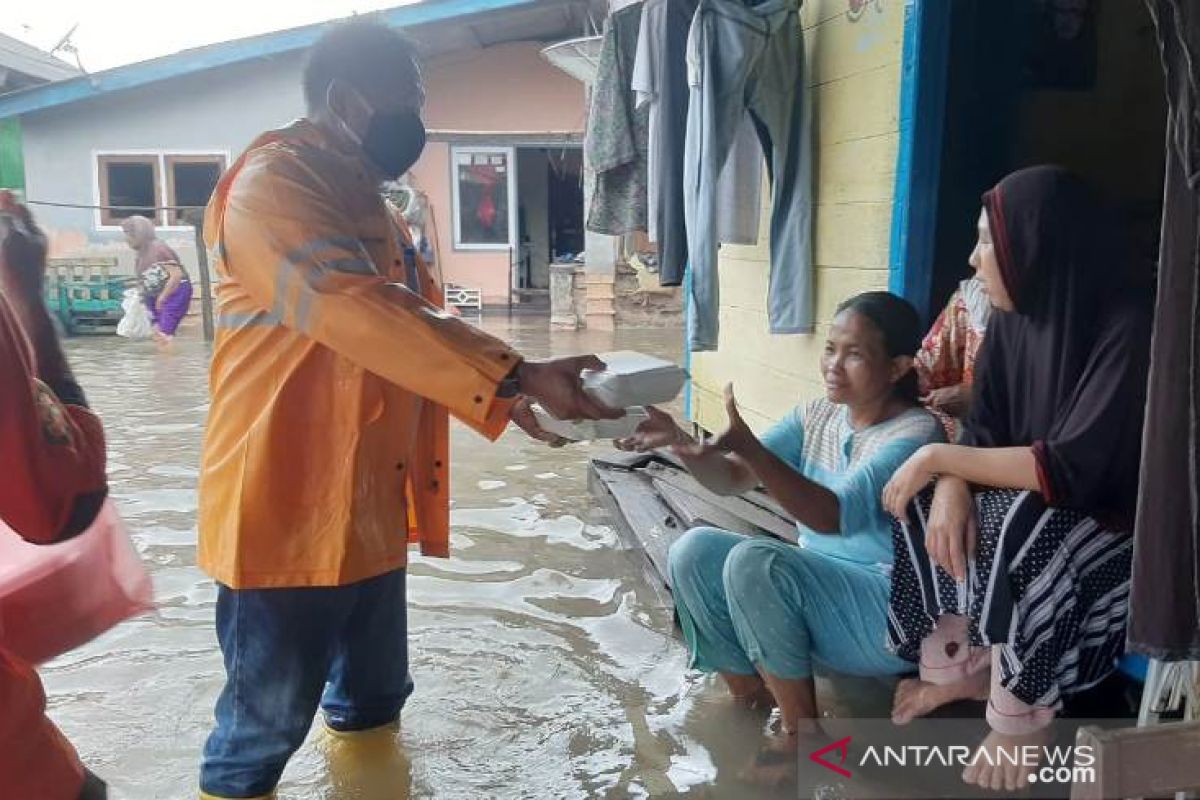 PT Timah salurkan makanan bantu korban banjir rob di Bangka Barat