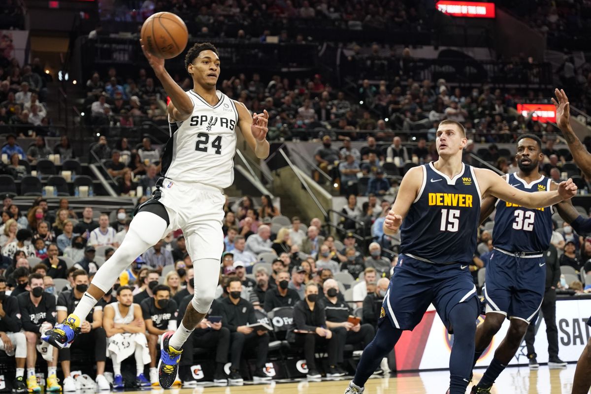 Spurs gulung Nuggets 123-111