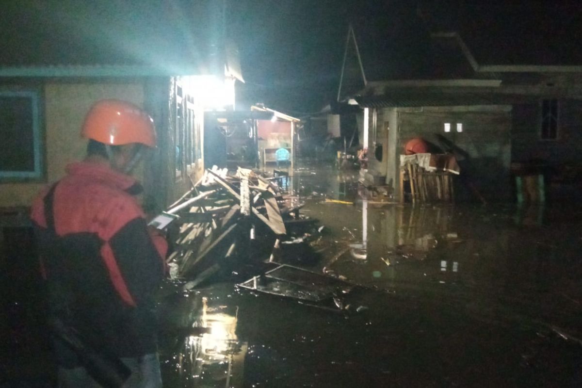 Dinsos Lombok Timur menyalurkan beras 1,4 ton korban banjir Gunung Malang