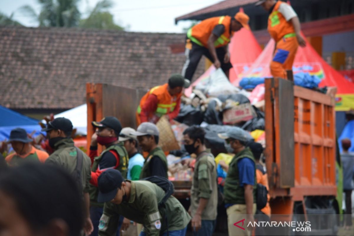 DLH Lumajang bentuk Tim Unit Reaksi Cepat tangani sampah di pengungsian Semeru