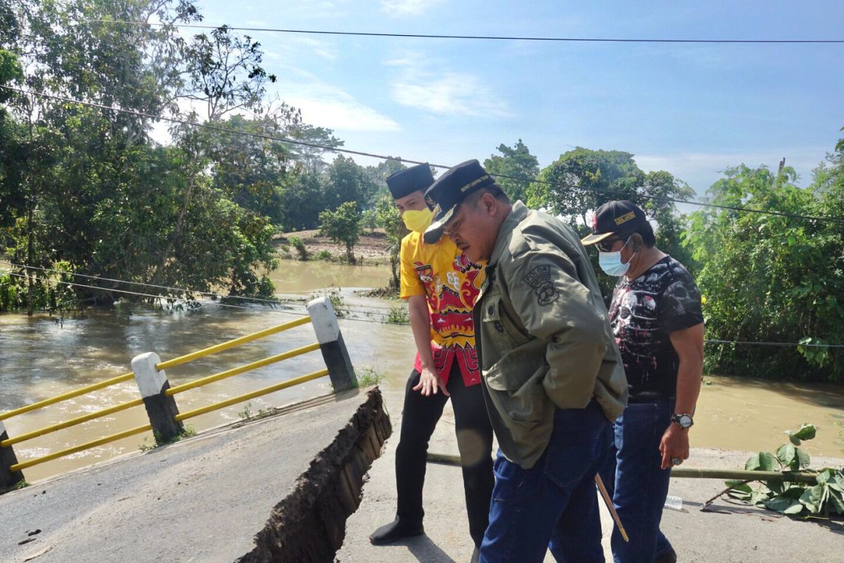 Bupati Lampung Tengah pastikan Jembatan Way Bilew yang putus segera diperbaiki