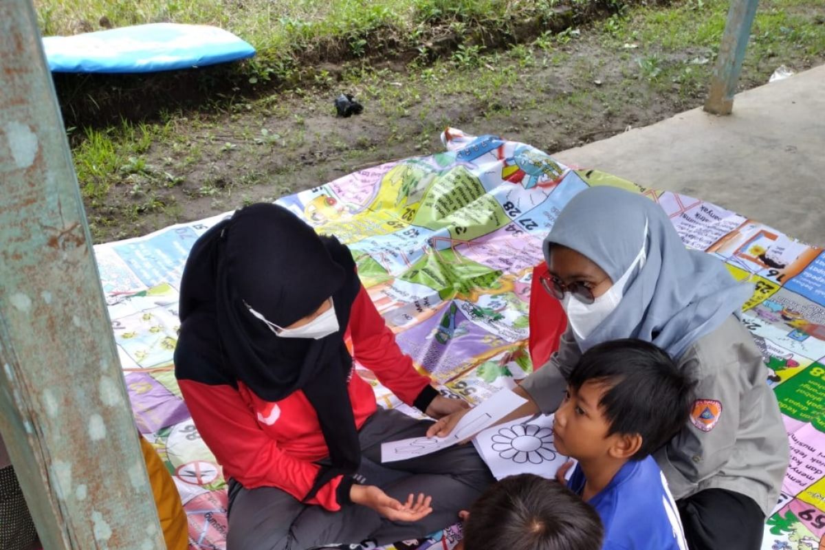 Magana Unusa beri trauma healing ke anak korban bencana Gunung Semeru