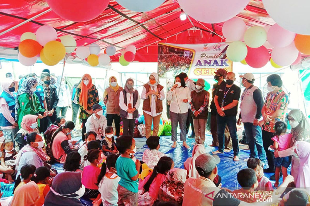 Anak-anak di tenda pengungsian Gunung Semeru dihibur Menteri PPPA