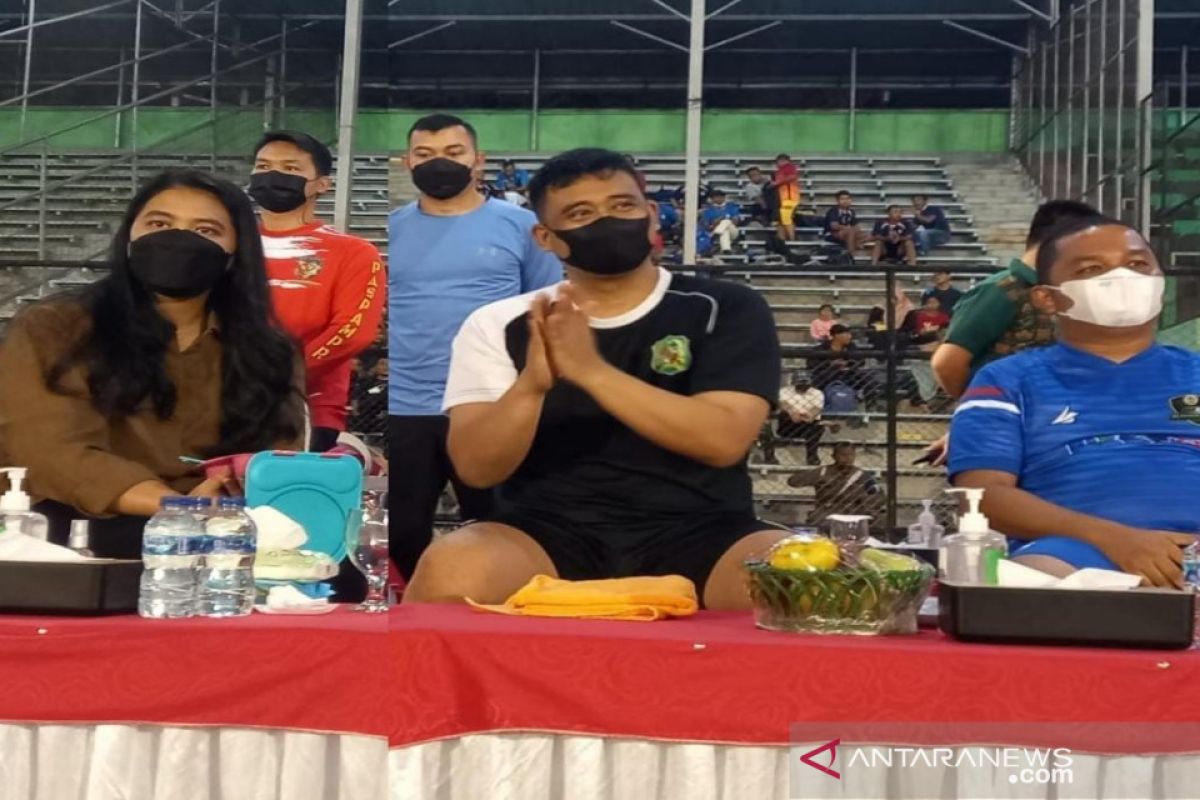 Bupati Bakhtiar dan Bobby Nasution serta istri saksikan pertandingan sepak bola di Teladan