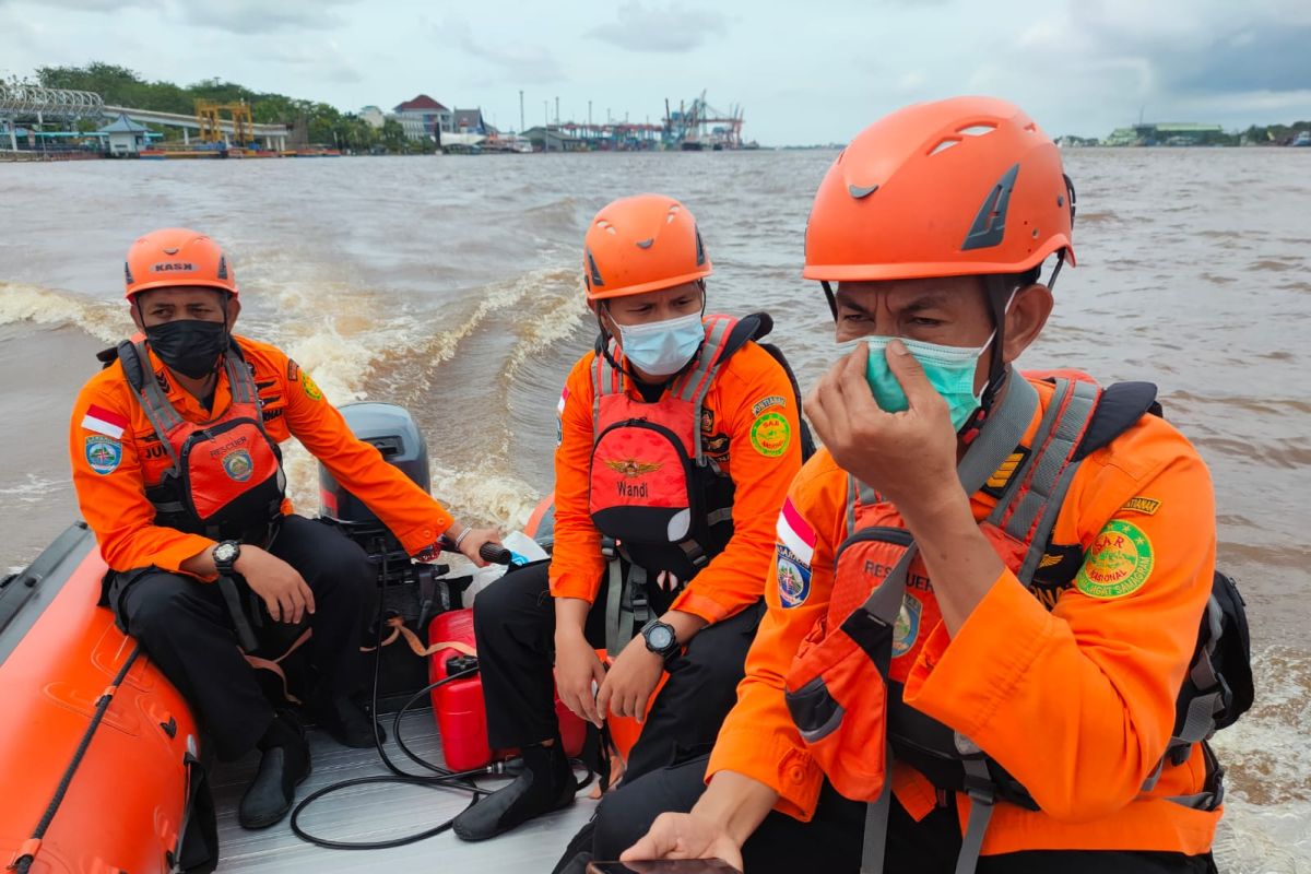 Petugas SAR cari dua korban kecelakaan kapal cepat di Sungai Kapuas Pontianak
