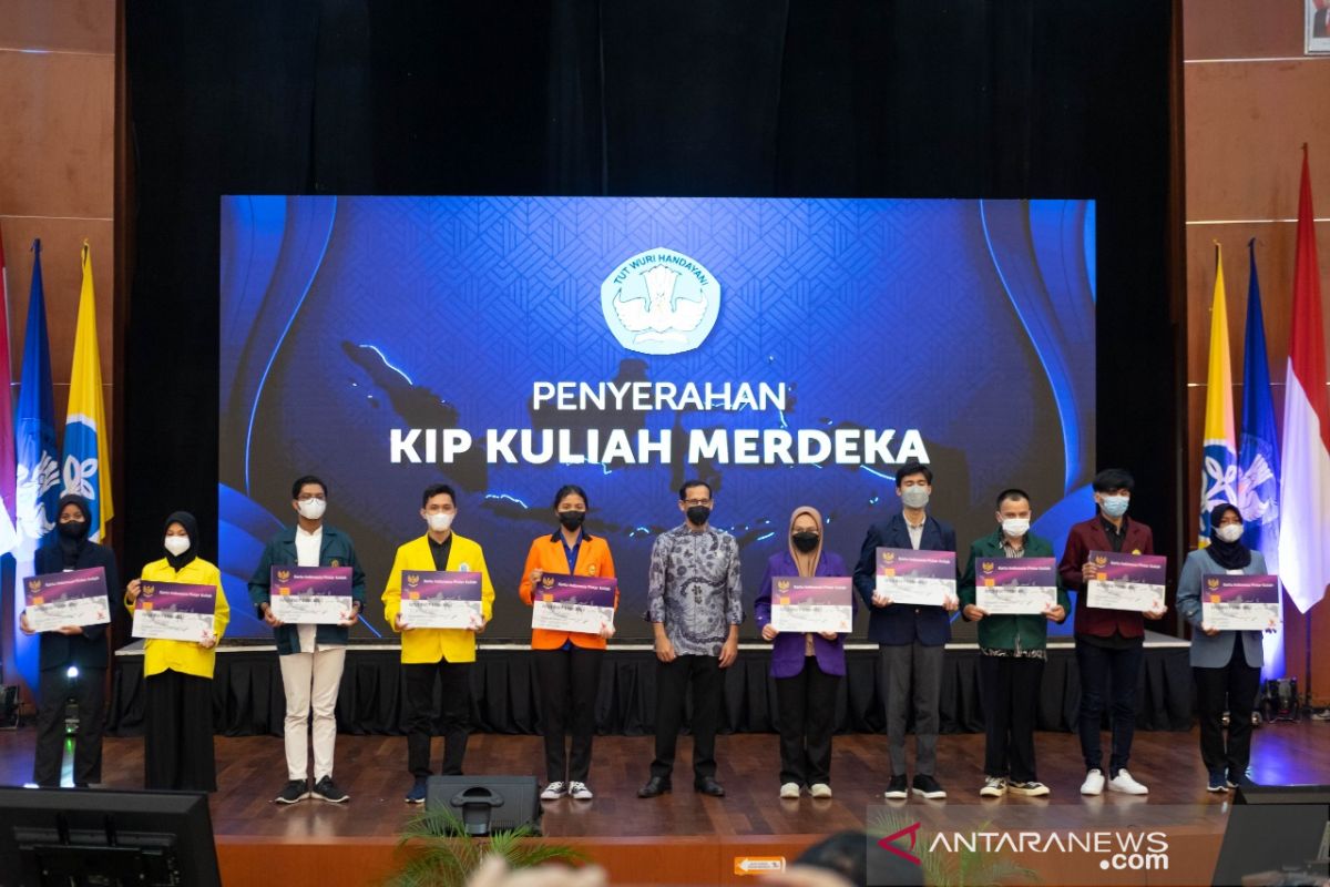 Menteri Nadiem serahkan KIP Kuliah Merdeka bagi 10 mahasiswa IPB