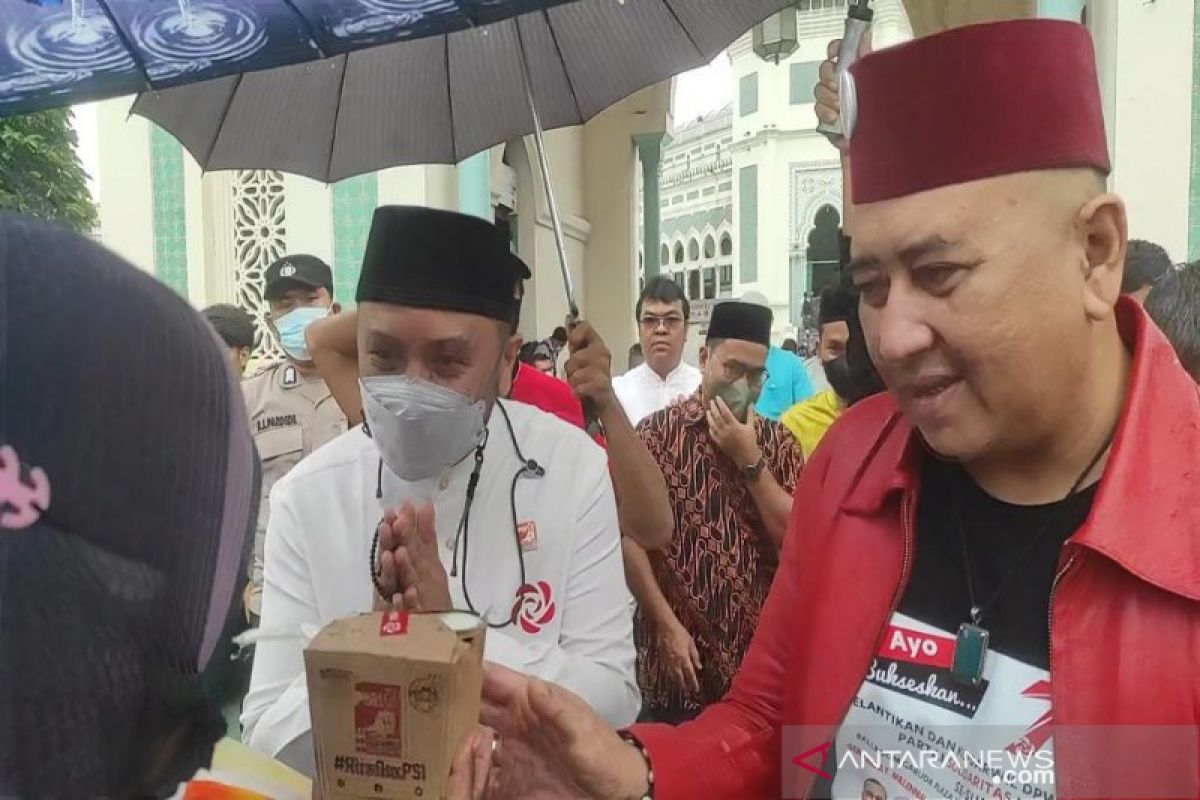 Giring Ganesha bagikan rice box di Masjid Raya Medan