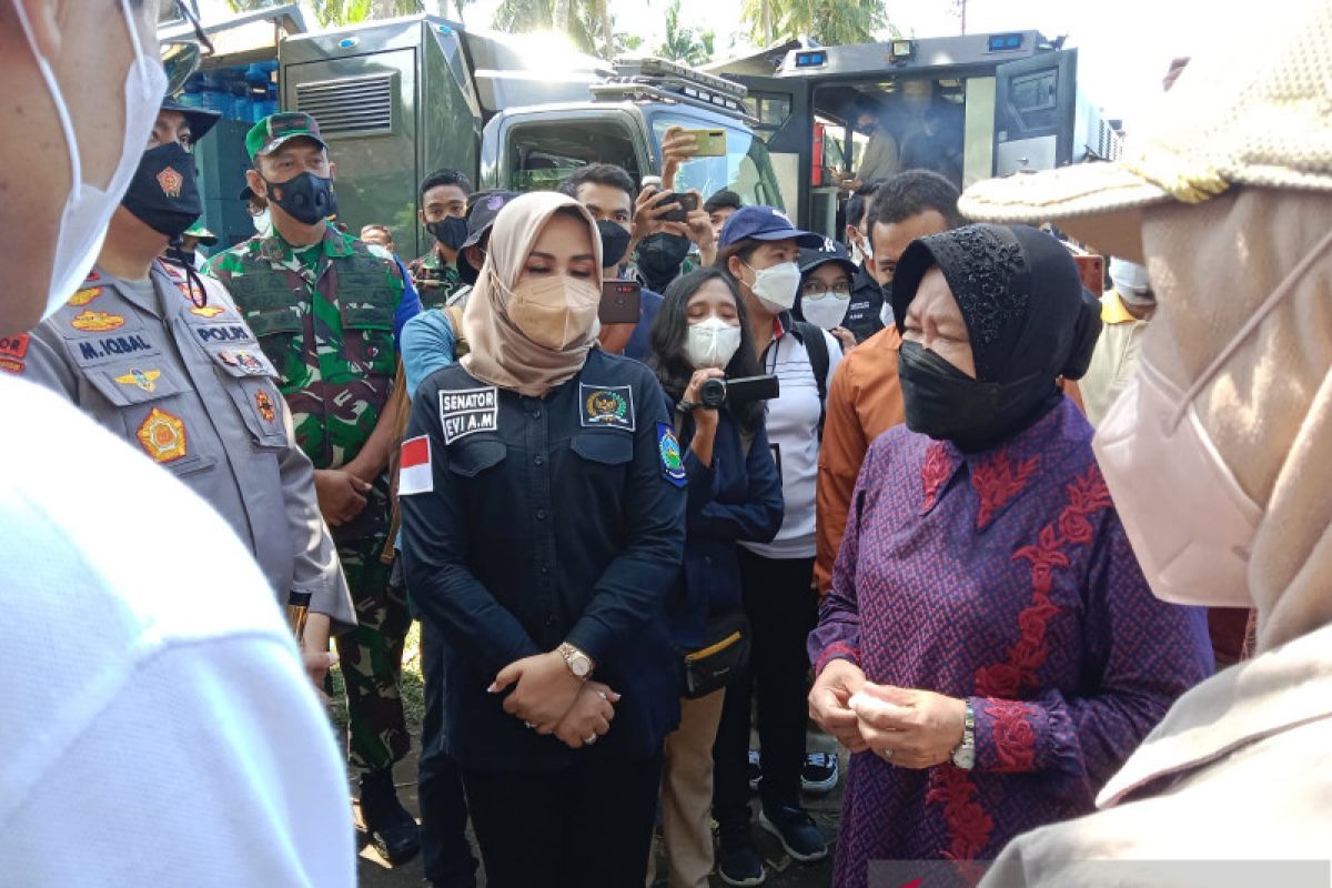 Rismaharini visits flood victims, disburses aid in West Lombok