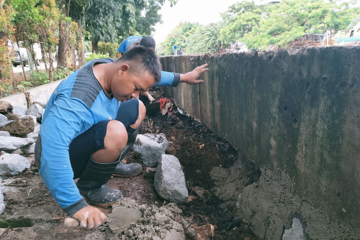 Sudin SDA Jakarta Barat perbaiki tanggul bocor di Jelambar